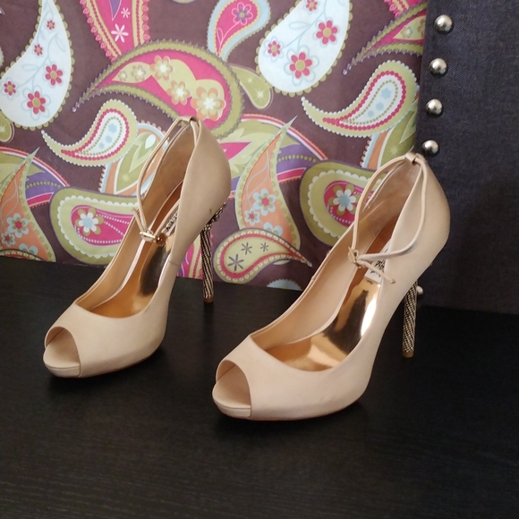 Badgley Mischka Shoes - 🔥SALE🔥BADGLEY MISCHKA SATIN JEWELED PEEP TOE STILETTOS SIZE 7